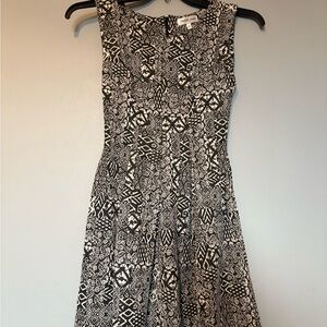 Emerald Sundae Black and White Geometric Midi Dress M $20